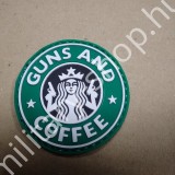 ÚJ4952 , GUNS AND COFFEE, PVC PATCH SZÍNES , ÚJ